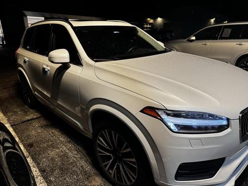 2022 Volvo XC90 T6 Momentum