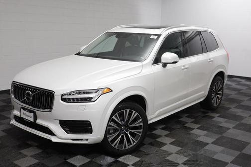2022 Volvo XC90 T6 Momentum