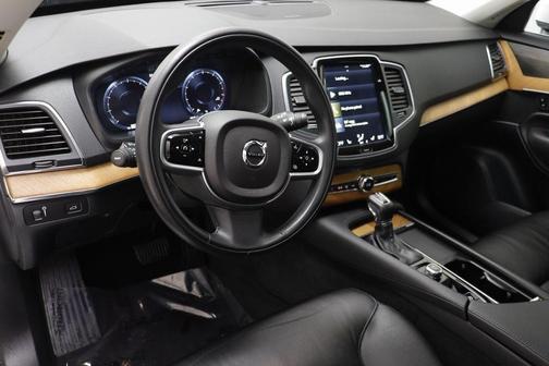 2022 Volvo XC90 T6 Momentum