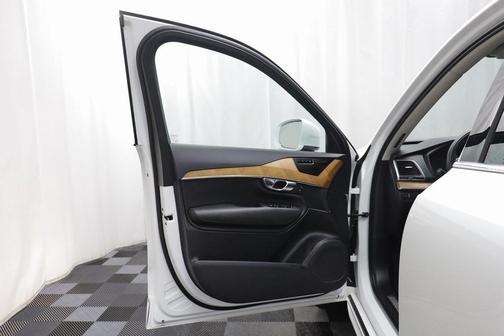 2022 Volvo XC90 T6 Momentum