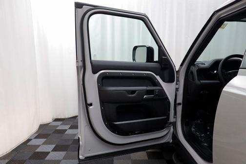 2026 Land Rover Defender P400 X-Dynamic SE