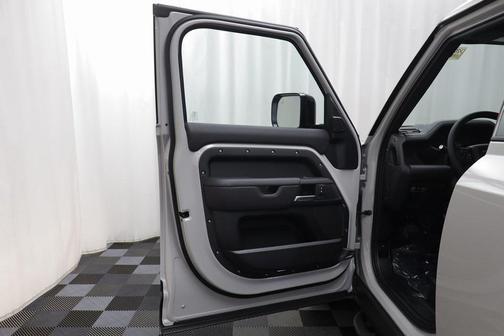 2026 Land Rover Defender P400 X-Dynamic SE