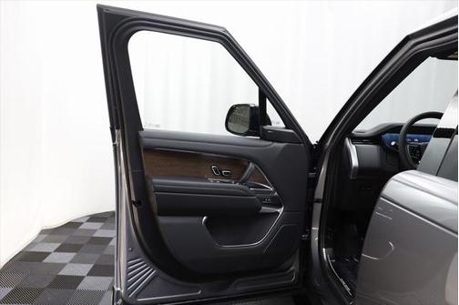 2025 Land Rover Range Rover P550e SE