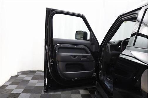 2025 Land Rover Defender 110 P400 X-Dynamic SE