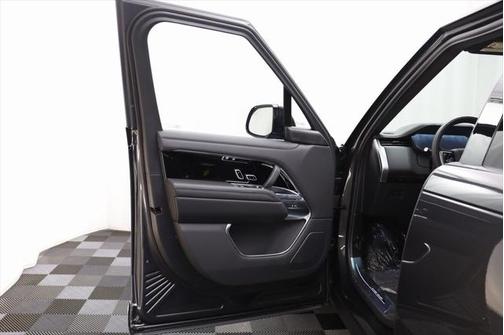 2025 Land Rover Range Rover P530 SE