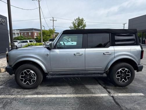Iconic Silver Metallic 2023 Ford Bronco Outer Banks