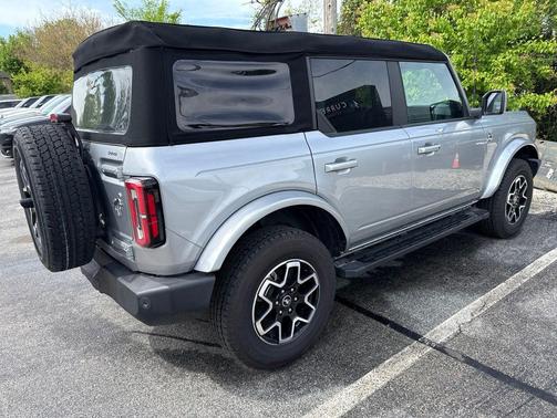Iconic Silver Metallic 2023 Ford Bronco Outer Banks
