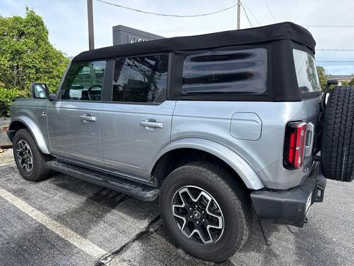 Iconic Silver Metallic 2023 Ford Bronco Outer Banks