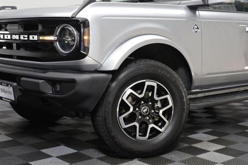 Iconic Silver Metallic 2023 Ford Bronco Outer Banks