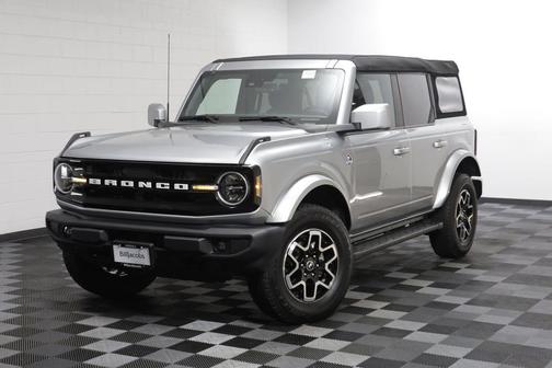 Iconic Silver Metallic 2023 Ford Bronco Outer Banks