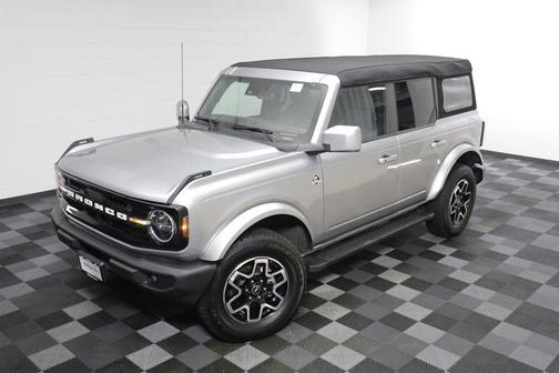 Iconic Silver Metallic 2023 Ford Bronco Outer Banks
