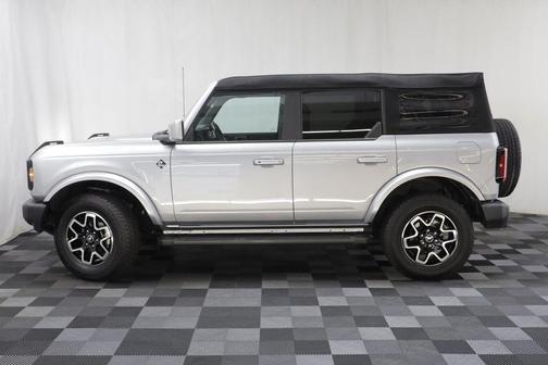 Iconic Silver Metallic 2023 Ford Bronco Outer Banks