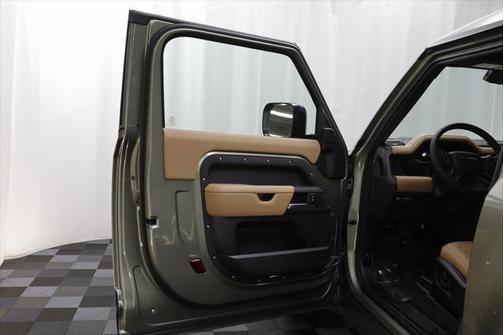 2025 Land Rover Defender X-Dynamic SE