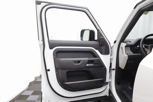 2025 Land Rover Defender 130 P400 X-Dynamic SE