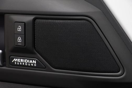 2025 Land Rover Defender 130 P400 X-Dynamic SE