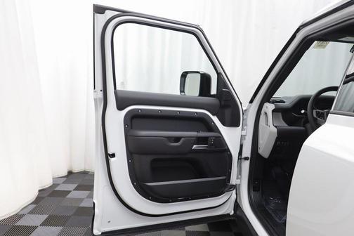 2026 Land Rover Defender X-Dynamic SE