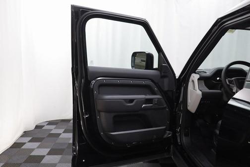 2025 Land Rover Defender 110 P400 S