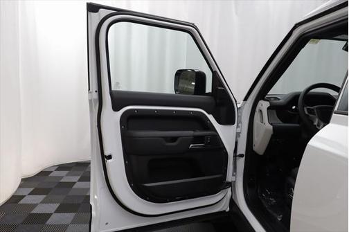 2025 Land Rover Defender X-Dynamic SE