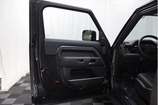 2025 Land Rover Defender V8