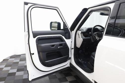 2025 Land Rover Defender 110 P300