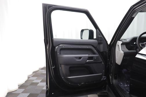 2025 Land Rover Defender 110 P400 S