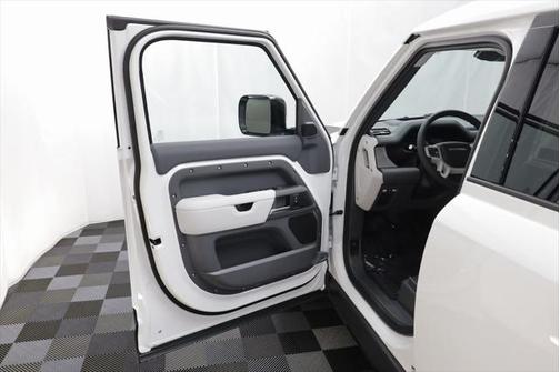 2025 Land Rover Defender 110 P400 S