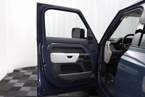 2025 Land Rover Defender 110 P300