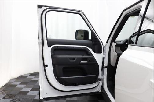 2025 Land Rover Defender X-Dynamic SE
