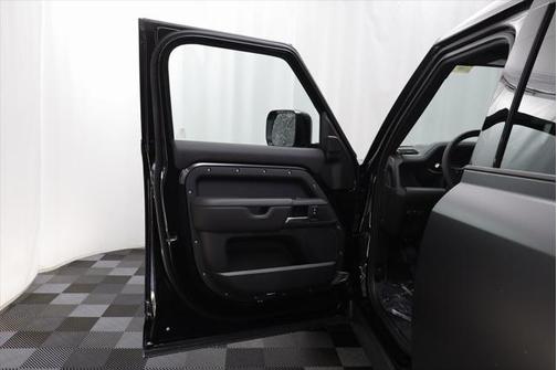 2025 Land Rover Defender X-Dynamic SE