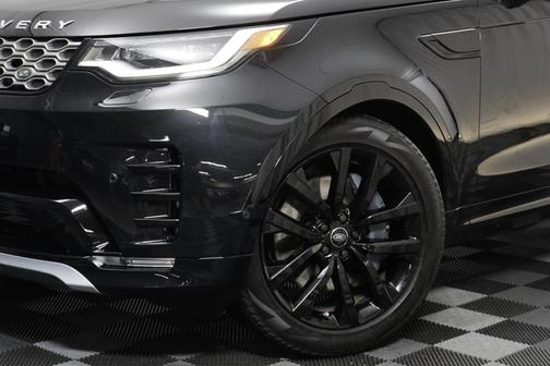 Santorini Black Metallic 2026 Land Rover Discovery Gemini Edition