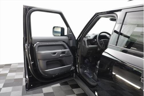 2025 Land Rover Defender X-Dynamic SE