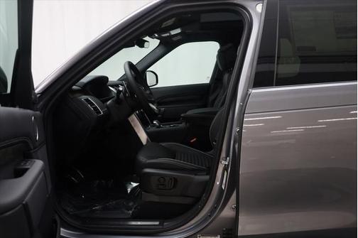 2024 Land Rover Discovery P300 Dynamic SE