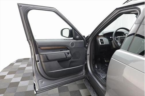 2024 Land Rover Discovery P300 Dynamic SE