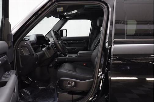 2025 Land Rover Defender V8