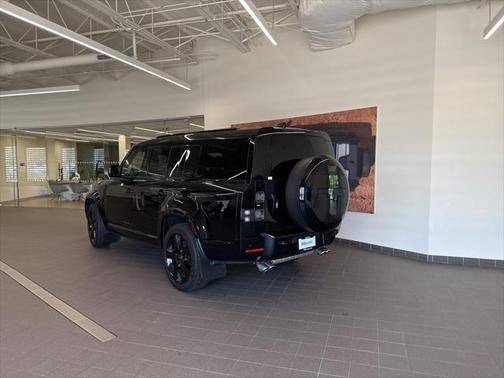 2025 Land Rover Defender V8