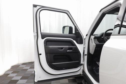 2025 Land Rover Defender 110 P400 X-Dynamic SE