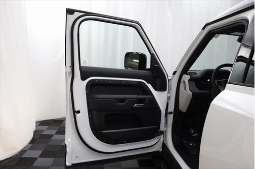2025 Land Rover Defender 110 P400 X-Dynamic SE