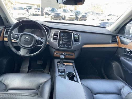 2022 Volvo XC90 T6 Momentum