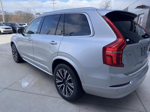 2022 Volvo XC90 T6 Momentum