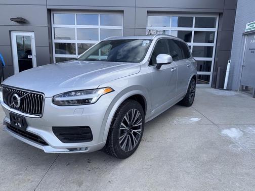 2022 Volvo XC90 T6 Momentum