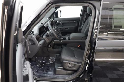2025 Land Rover Defender 130 P400 X-Dynamic SE