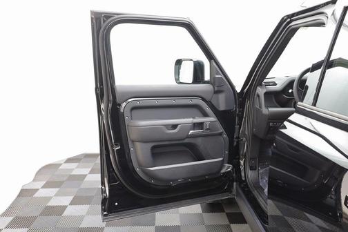 2025 Land Rover Defender 130 P400 X-Dynamic SE
