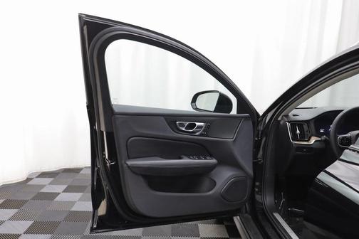 2025 Volvo V60 Cross Country B5 Plus