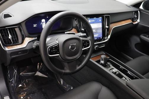 2025 Volvo V60 Cross Country B5 Plus