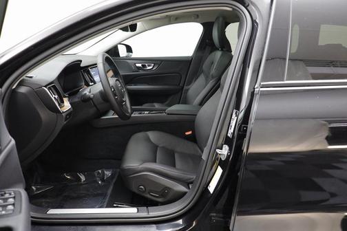 2025 Volvo V60 Cross Country B5 Plus