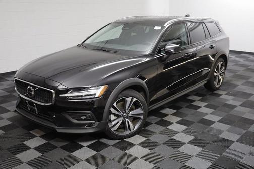 2025 Volvo V60 Cross Country B5 Plus
