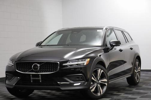 2025 Volvo V60 Cross Country B5 Plus