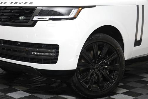 Ostuni Pearl Wht Prem Met 2026 Land Rover Range Rover SE