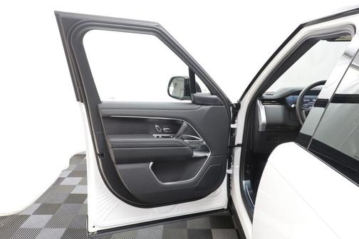 Ostuni Pearl Wht Prem Met 2026 Land Rover Range Rover SE