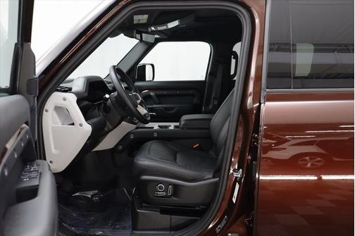 2025 Land Rover Defender 130 P400 X-Dynamic SE
